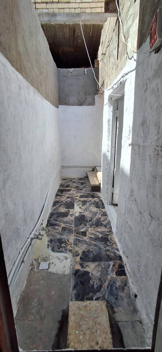 السلام عليكم
بيت رهن مساحته ٥٠ م يتكون من غرفه ومطبخ وصحيات وطارمه المكان كربلاء حي العامل قريب ع الشارع العام
 للتواصل:***********
واتساب:***********
