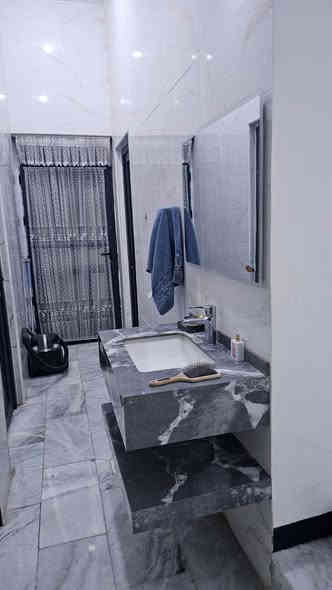 🏡 دار #للبيع – مساحة 200م (10×20)
📍 الموقع: ام الخيل الثالثة 

🎯 تفاصيل الطابق الأرضي:
 • استقبال واسع ٤×٦ مع مجمع صحي للضيوف
 • مطبخ حار وبارد مساحة ٥×٦
 • صالة مع حديقة داخلية وشلال مميز
 • مجمع صحيات وحمام عدد 2 (غربي + شرقي)
 • غرفتان نوم كل غرفة ٤×٥
 • منوَر

⸻

🎯 تفاصيل الطابق الثاني:
 • غرفة نوم ٤×٦ مع بلكون
 • غرفة نوم ٤×٥ مع بلكون
 • غرفة نوم ثالثة ٤×٥
 • مجمع صحيات غربي + حمام
 • ممر + مجمع للغسالة والسخانات عدد 2
 • صالة كبيرة
 • سطح أول + سطح ثاني يحتويان على خزانات الماء

⸻

🔧 مواصفات إضافية:
 • تأسيسات ماء + كهرباء + كاميرات + سبالت كلها نظام حديث
 • الشبابيك سلايت بالكامل

⸻

📸 للاستفسار مراجعه مكتب ميثم #للاستثمار العقاري / الجزائر شارع المطاعم / مقابل مخبز باب الحاره 
او الاتصال على الارقام التاليه
***********
***********
