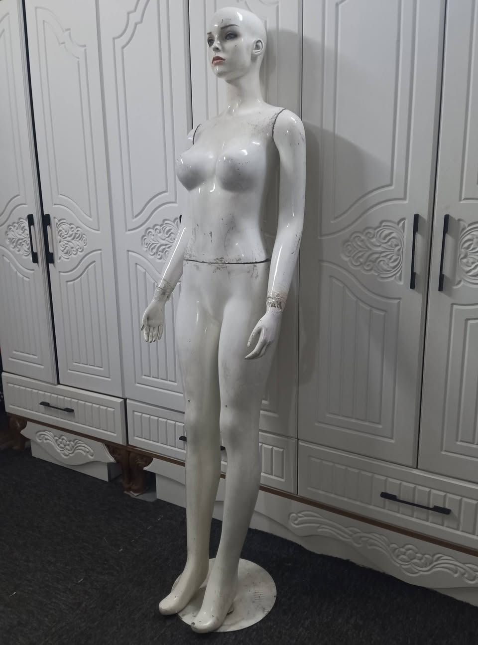 السلام عليكم 
مليكانه باغه النوعيه الاصليه 
تتفصخ تصير اربع قطع مو ثابته يعني براحتك بل النقل او بل التخزين بسهولة تتفصخ وبطريقة العرض عليهه تخبل 
خواتهه ب 100 الف جاي تنباع رايدهه ب 75 الف  تفيد اصحاب المحلات النسائية او الخياطات يعرضن عليهه الدشاديش او الملابس كلش حلوه ونضيفه الي تفيده خلي يتفضل خاص او يتصل عله هذا الرقم  ***********
مكاني كربلاء
