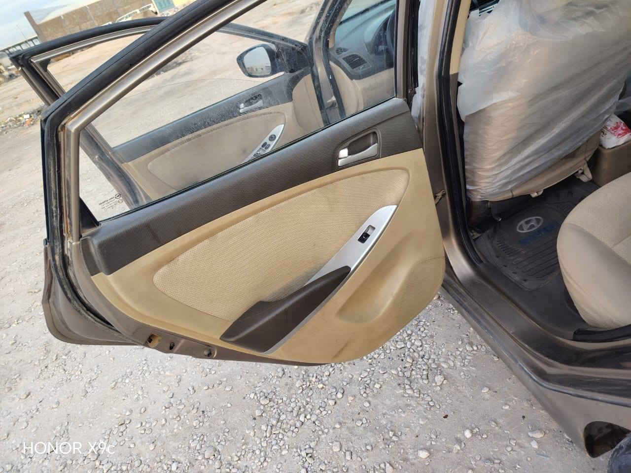 السلام عليكم اكسنت موديل 2015 ورد خليجي 
سياره بيه قطعتين صبغ بلا دواخل 
محرك 1400 بي نسمه بخار وتگطع فقط 
كير 6 نمر مكفول 
حداديه كولش جديده 
تخم تأير باتري جديد سياره حلوه ترايك وين متريد 
العنوان نجف السعر 73 بيه شويه مجال 
رقم هاتف ***********
