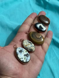 احجار مداليه اطار نحاس  عدد 5 الواحد على 30 الف مكاني بغداد الشعب 0771...