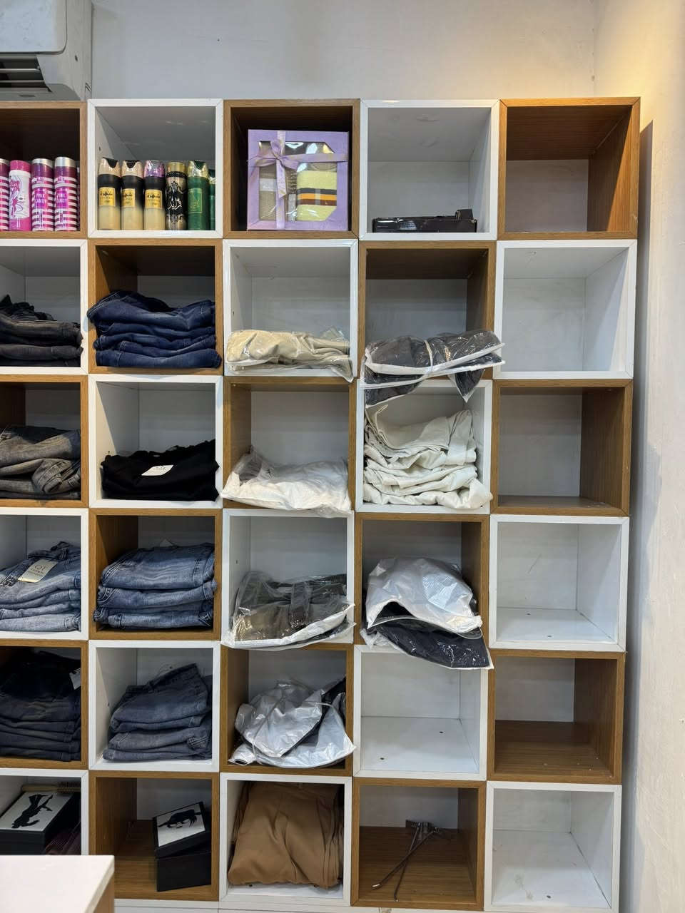 للبيع الرفوف فقط والميز بدون البضاعة
كربلاء حي الموظفين . 
***********
