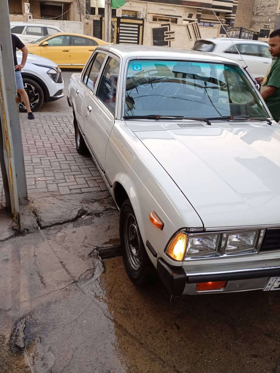السلام عليكم اخراني كرونه موديل 1980 سياره جديده على الوكاله مال شركه سياره جديده بمعنى الكلمه سياره بس سقل وبخ للجماليه فقط بدون معجون بدون دقه شاكوش بدون خياس كل غراضها اصليه مؤسسه مال شركه سياره صدر امامي ماكينه جير تبريد كله شغال صدر خلفي كله جديد 100% تخم تاير جديد باتري  جديد دواخلها كلها جدد على وضع الشركه سياره خير من الله تبريد ويا السويج واللي ما يعجبه المنشور خليه يطلع من المنشور كل شيء اكو بالسوق امانه الله ورسوله السياره احلى من الصور اذا تجي تقلب وتشوف تقول لي صدق احلى من صور  السياره خير من الله بالعافيه علي ياخذها والسياره مال جناي من الشركه عنده *********** عنوان السياره بغداد الكراده
