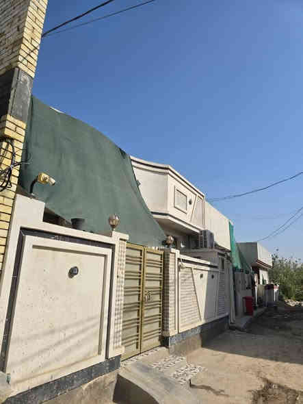 مساحه البيت 120 متر سند 25
يتكون البيت طابقين طابق الأول طارمه صحيات 
استقبال غرفه صاله حمام مطبخ طابق ثاني حمام + صحيات + غرفه السعرررر 82 وبيه مجال البناء حديث درجه اولى شوفت عيونكم العنوان بابل المسيب شارع بيت غظيب شارع حبش رقم لهاتف *********** ❤
