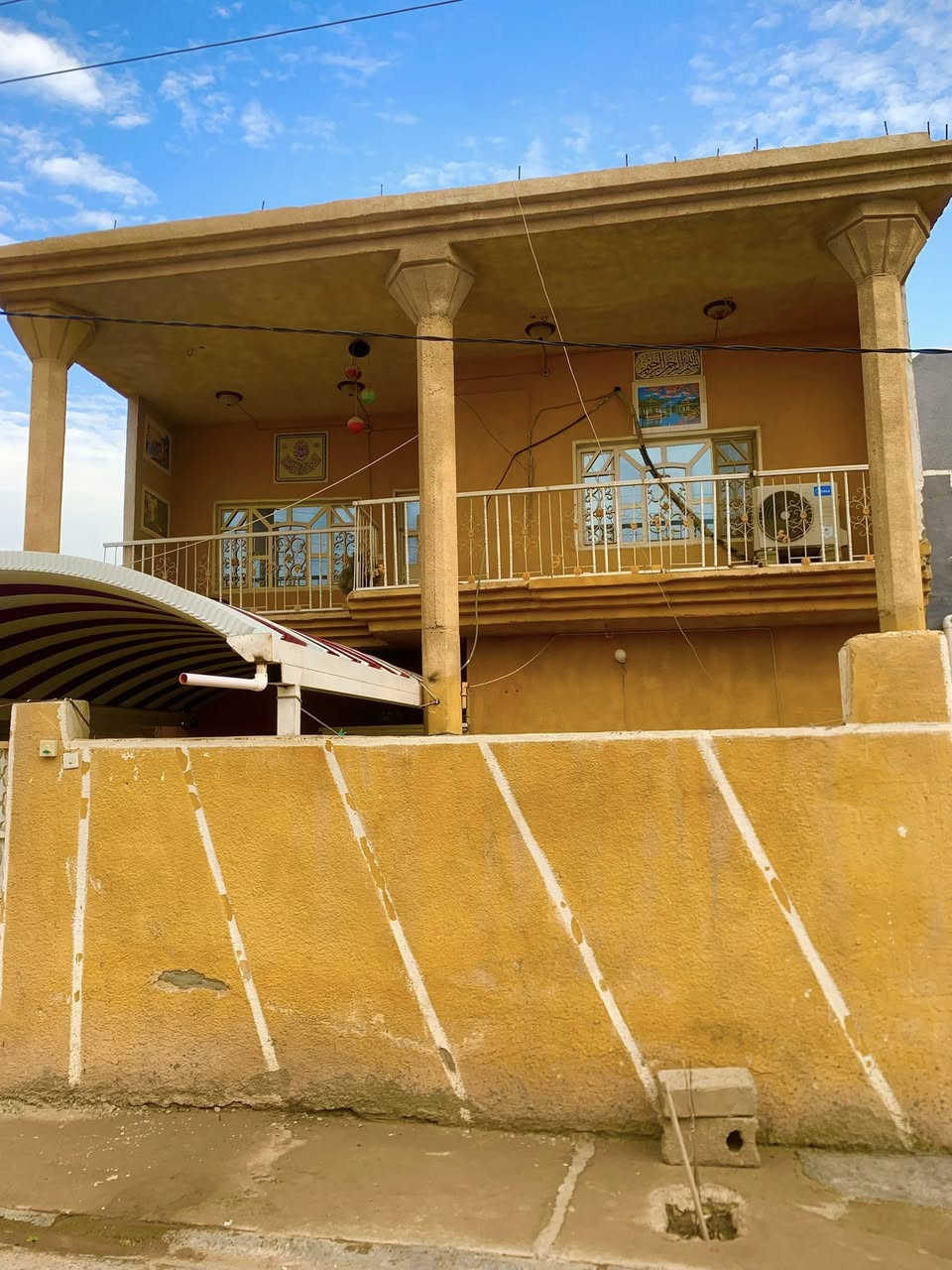 بيت 200  متر   طابو ملك صرف   طابقين بناء طابوق
الخالص/ حي الجنود ( شارع المدارس ) مربع الخدمات 
الطابق الاول ( غرفة +صالة +استقبال +مطبخ ) 
الطابق الثاني ( غرفتين ) 
خدمات 
( تبليط - مجاري - ماء رئيسي + فرعي ساحب + يبعد عن الشارع العام ٢٠ متر ) للاستفسار اكثر عن تفاصيل البيت الاتصال  ***********
