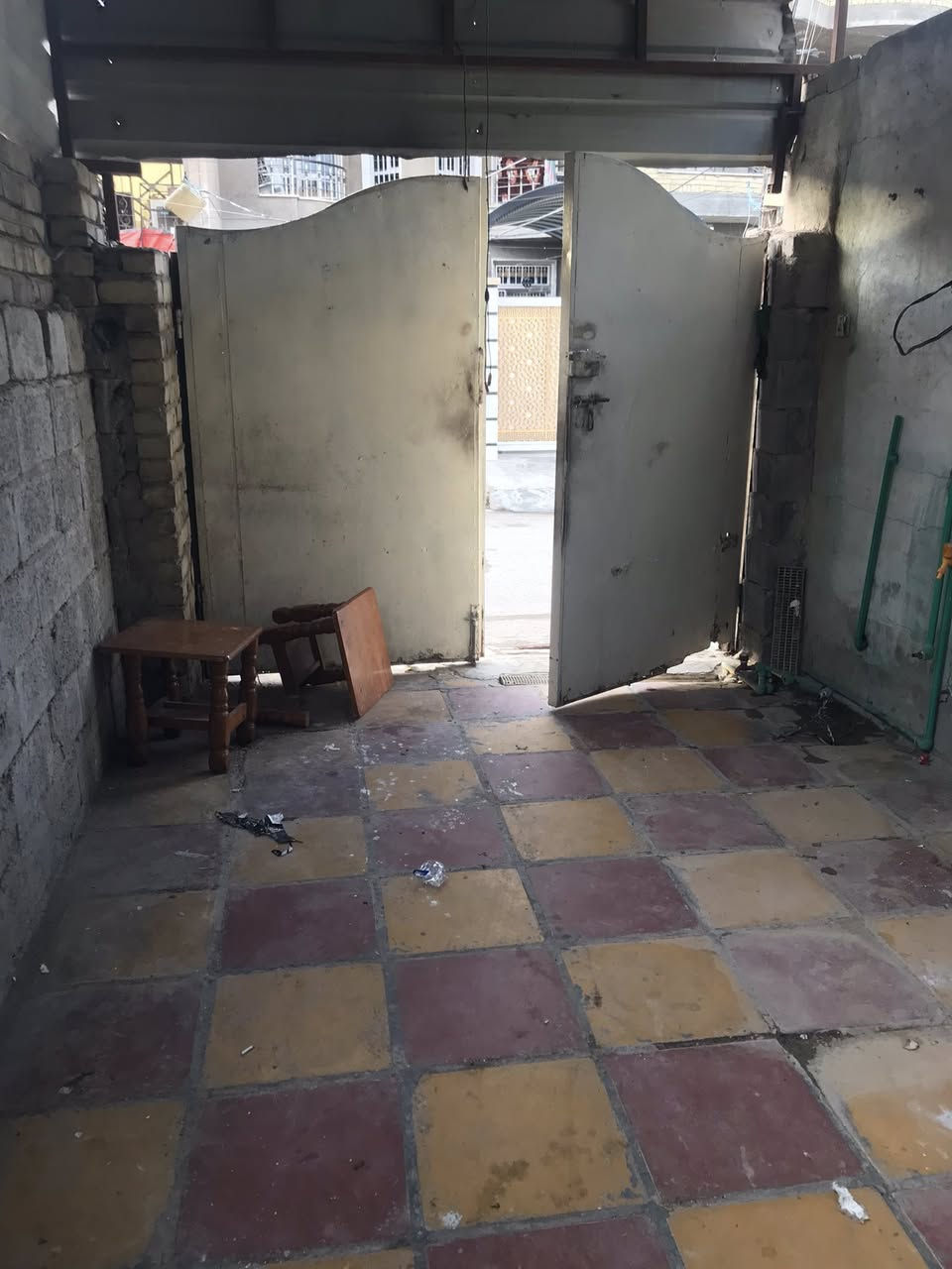 السلام عليكم دار للأيجار  كماليه شارع المصرف مساحته ١٢٥م  عالي عن الشارع يحتوي على كراج استقبال صاله غرفة نوم وخدمات والثاني غرفة نوم وصاله الايجار ٤٠٠الف المراجعه مع مكتب دلالية ابو فراس العتابي *********** وابو محمد الشمري ***********🌹🌹🌹🌹
