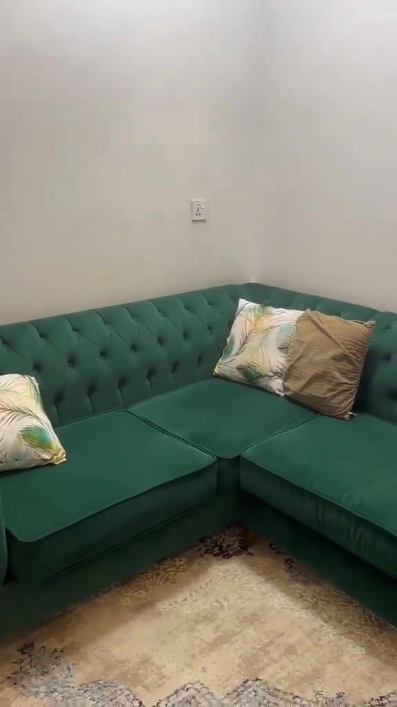 للبيع مستعجل بسبب السفر.  نضيف جدا نوع الاسفنج طبي درجه اولى مستعمل قليل جدا ، طوله 5 امتار ماعدا الشازلونه، بوقتها اشتريته مليون ونص لان اختاريت القماش والاسفنج كله درجه اولى حتى نوع الخشب اختاريت النوع الروسي المقاوم القوي


**إذا كنت صاحب هذا الإعلان وتريد حذفه لأي سبب، رجاءا أرسل رسالة إلى الدعم الفني**