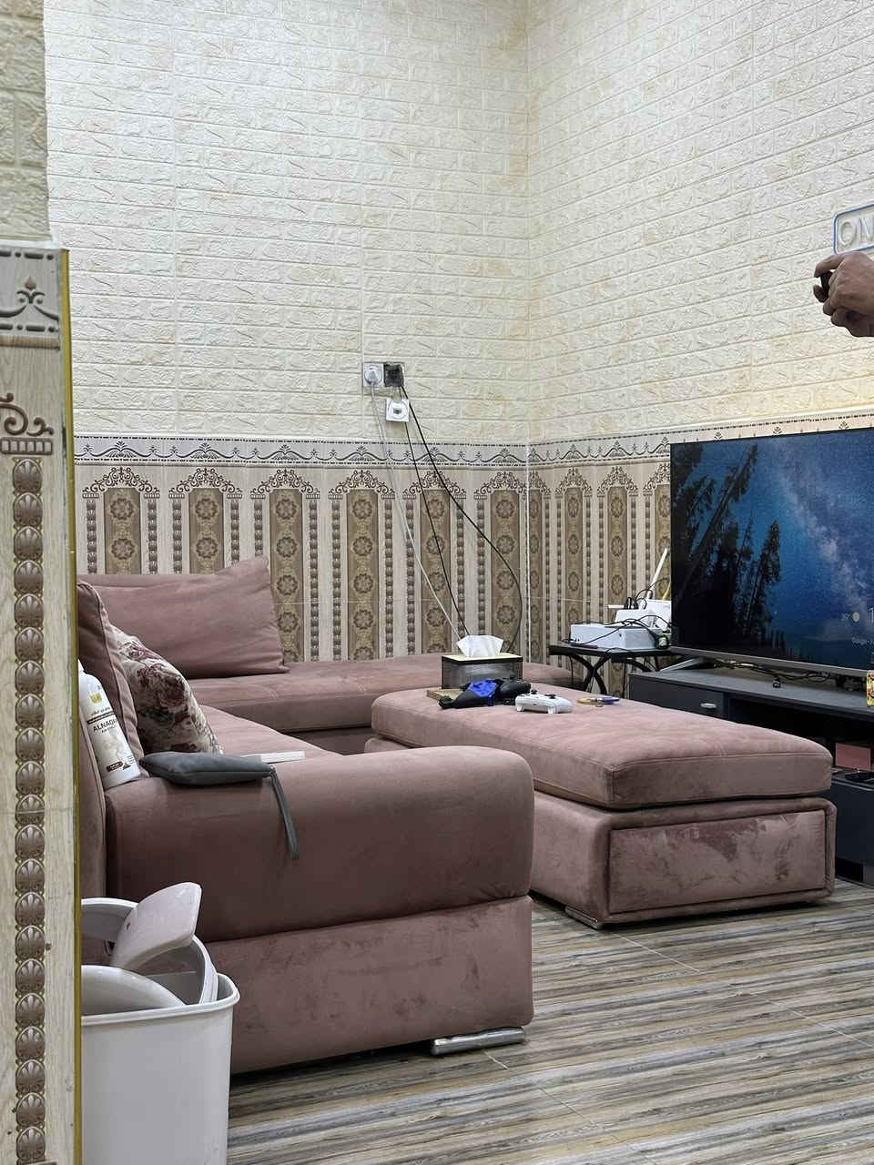 السلام عليكم
هذا الكورنر للبيع
الكوالتي جداً جداً عالي

الكورنر يصير قطعتين كبار    ووياه كرسي و مخدات  ٣ 
وطبلة او هي تعتبر قطعه ثالثه تكدرون تدمجونها ويه الكورنر بالطول او تخلونها بصف القطعه الطويله ويصير سرير
او تخلونها بالنص ك طبلة

بس اني وزوجي بالبيت واغلب وقتنا بالدوام ف باقي بعده جديد
راح ننظفه ويا شركة توصيل قبل الاستلام حتى نضمن يبقى نضيف
بي بقع بسيطه حتى ممبينه بالتصوير بس للامانه اذكرلكم و  كلها تروح اثناء التنظيف ويه الشركه حتى اللي يحجزه ينتظرني بس انظفه  
طبعاً القماش مخمل صورتلكم فيديو شلون القماش صاير
طبعاً مايتعب ابد مجرد ينمسح بوصله خفيفه وداستي ينظف بس اني مرات اتعاجز و كلت فد مره ويه الشركه حتى يجيكم نظيف

سعر الشراء  مليونين و٣٥٠ 
صراحه يسوى لانو كلش متين كلش وثكيل
ومسعرينه بالدولار واخذته وقت الدولار ١٥٠ هيج شي 
سعر البيع مليون و٢٥٠

اني كلش كلش كلش احبه ومعتزه بي بس اريد اخذ لون ابيض لغرض التصوير واريد شي انعم لانو المكان عندي صغير 

ملاحظة: ميز التلفزيون الرصاصي كذلك معروض للبيع


**إذا كنت صاحب هذا الإعلان وتريد حذفه لأي سبب، رجاءا أرسل رسالة إلى الدعم الفني**