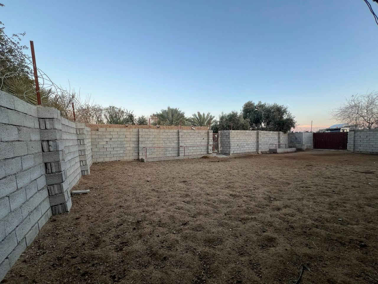 #اعلان
حقل ربط عجول   للبيع
مساحه الحقل تقريبا ٤٥٠ م2
مع ٣ غرف طين كمخزن للعلف
المساحه الكلية تقريبا ٦٠٠ م2
واصل كهرباء وماء
والطريق واصل للباب مال الحقل

الموقع /خلف مدرسة دبيس مباشرةً
السعر عالمراهم
للاستفسار الاتصال على الرقم
***********
