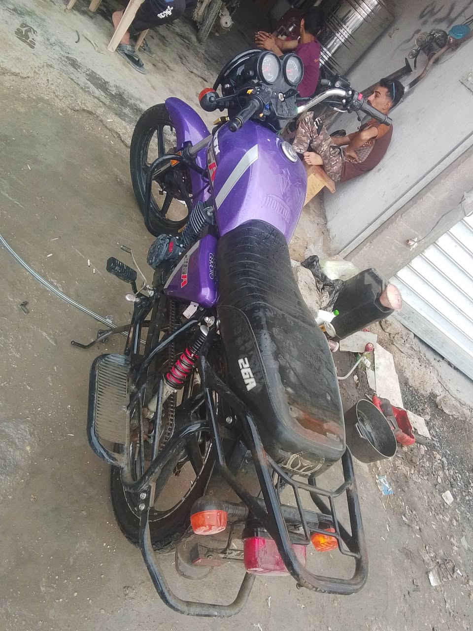 سلام عليكم دراجه للبيع دراجه نضيفه ما مفتوحه موديل 2025اتصل تفاصيل عله رقم ***********
