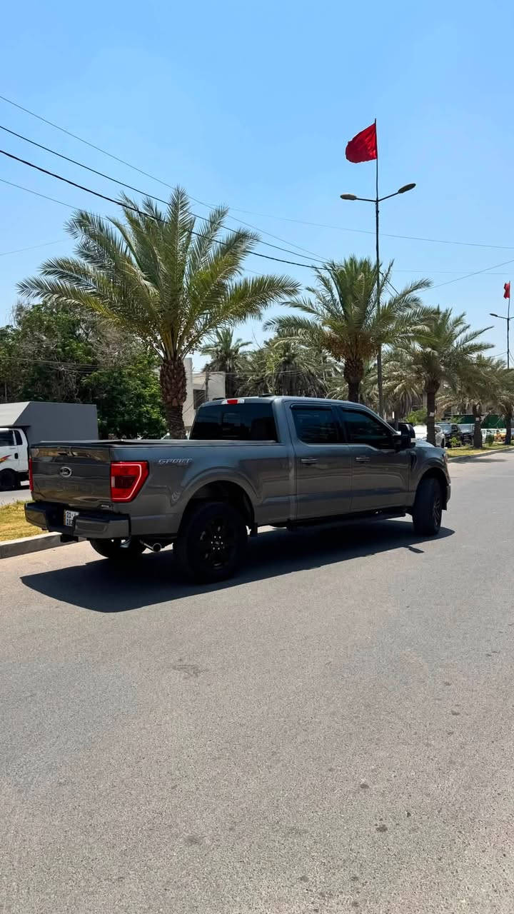 🚘 **للبيع: Ford F-150 XLT Sport 2023**
📍 رقم السليمانية — باسمي تحويل مباشر | وارد أمريكا

**المواصفات الفنية:**
▪️ فئة XLT Sport — فل مواصفات عدا الفتحة
▪️ محرك 3.5L EcoBoost تويــن تيربو V6
▪️ كير أوتوماتيك 10 سرعات
▪️ دفع رباعي 4WD
▪️ باب طويل / بدي طويل

**أنظمة الأمان والقيادة الذكية:**
▪️ قيادة شبه ذاتية (Lane Centering + Adaptive Cruise)
▪️ رادار تحديد المسار
▪️ نظام النقطة العمياء
▪️ توقف ذاتي أمامي وخلفي
▪️ كاميرا خلفية + حساسات

**الكماليات:**
▪️ شاشة كبيرة + Apple CarPlay لاسلكي
▪️ تشغيل بصمة
▪️ كشنات جلد لون مشمشي مع تدفئة
▪️ تبريد السيارة ثلج
▪️ ويل 20 إنج + تخم تايرات جبلية **جديد**

**الإضافات (بضمانات):**
▪️ كتاب تضليل مروري 80% مسموح بكل العراق
▪️ عازل حراري كامل للجامات مع تضليل
▪️ دوسات LORZ تفصال لون نيلي — ضمان 3 سنوات

**الحالة والممشى:**
▪️ الممشى: 58 ألف كم (دخلت بـ 42 ألف)
▪️ حادث بسيط سابق بالجاملغ مع ضرر خفيف بالبنيد — ايرباك الستيرن والبرده فقط راجع سيستم (للأمانة والشفافية)
▪️ السيارة نظيفة جداً وبحالة ممتازة
▪️ لا تحتاج أي مصرف نهائياً — جاهزة للاستخدام فوراً

✅ سيارة تجمع بين الفخامة والعملية والاقتصادية — مثالية للاستخدام اليومي والسفر

💰 **السعر: 30,500$ — وبيها مجال بسيط للجادين**
📞 للتواصل والمعاينة: [***********]
📍 الموقع: السليمانية
