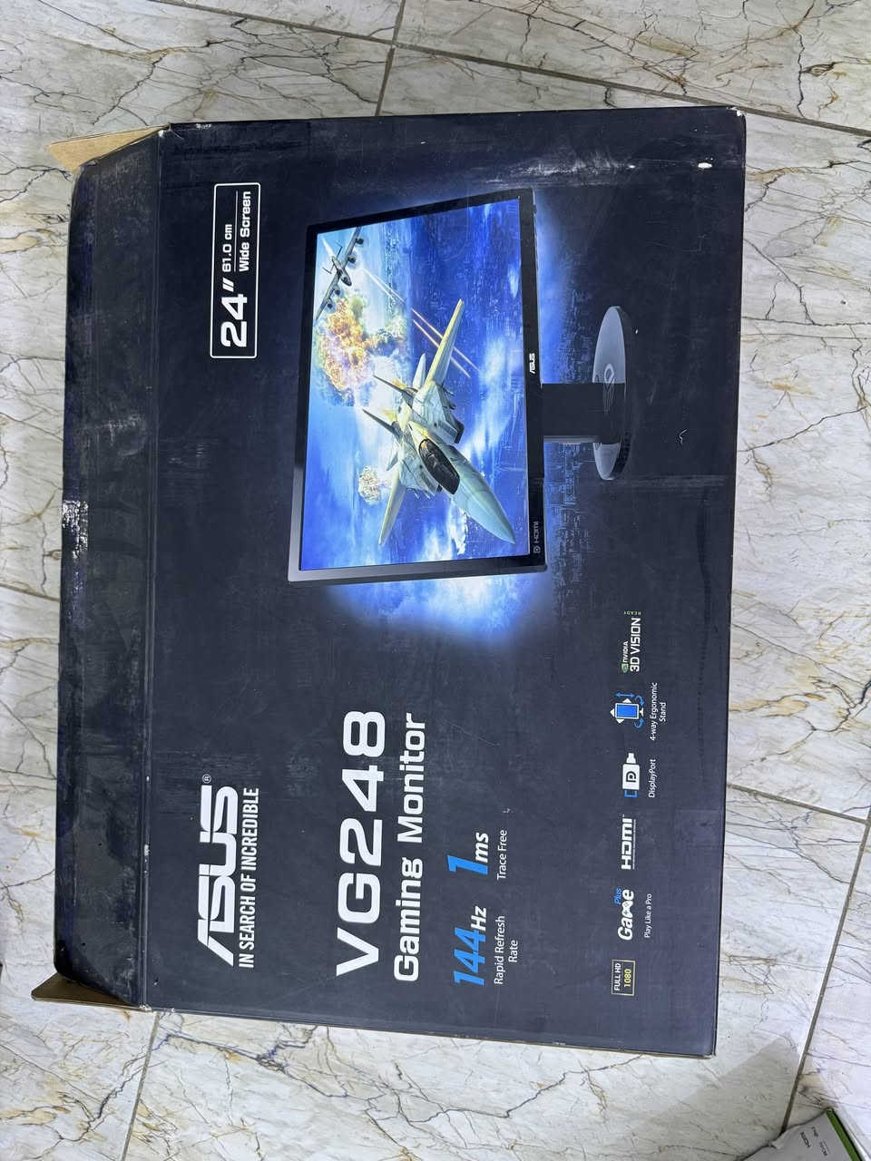 السلام عليكم شاشة اسوس 
مواصفاتها 144hz 1ms. بيها سماعتين داخليه 2w فول HD  بيها منفذ display port و hdmi و بيها خاصيه Trace Free حته متغوش الصورة و بيها نفيديا 3d بس تجيب نضاره تشغل طبيعي ومن ظمن الاعدادات هم بيها ايم وهمي تسوي الشاشه نضيفه فقط القاعده بهت لونها مثل ما موضح بل صورة لان وكع عليها اسيتون السعر المطلوب بيها 150 الف قفل 🔒
المكان بغداد شعب 
*********** موجود واتساب
