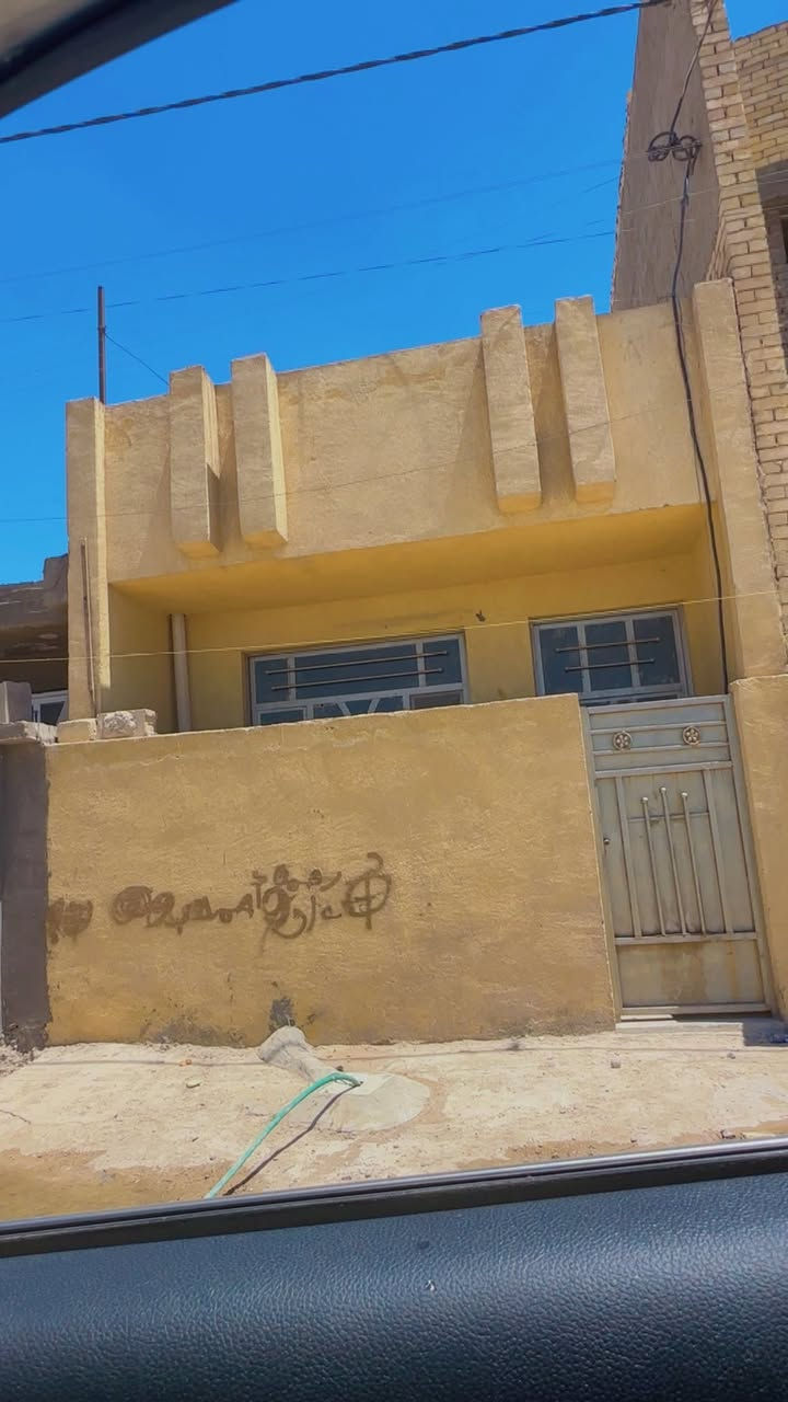 بيت مساحته 100م طابو ملك صرف على طابو بياع مقاطعه 3/10مربع تسعتالاف افضل  مربعات بيت موقع جيد وحلو 
يحتوي بيت على استقبال وحولي ومطبخ وغرفتين نوم وحمام عدد 2 ومنور بيت نقص بيه ارضيه فقط السعر 105 ب مقدمه 65مليون وباقي 40مليون تدفع على شكل اقساط إلى مصرف الإسكان ب شهر تدفع 250الف فقط  
***********
