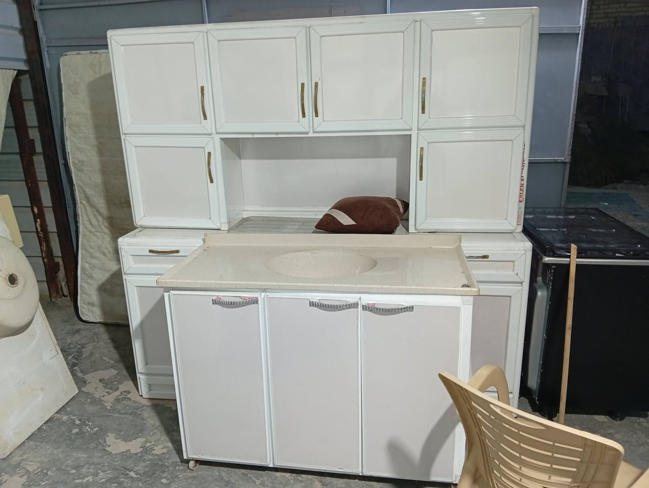 اغراض مستخدمه شماليه الطيفيه خلف الشيخ قاسم اسودان 
***********
