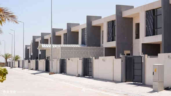 فرصة ذهبية عقار تجاري للبيع على شارع 60 العرضي.              

       في #مجمع_لؤلؤة_النجف_السكني🏘
لدى #شركة_بوابة_الغدير_للاستثمارات_العقارية

⭕ داران طبك للبيع 19 و21 بلوك 1..مساحة 150م  
⭕ الدار طابقين من الفئة المميزه يحتوي على اربع غرف 
⭕ سعر الشركة 155 . الواصل لكل دار 25 
⭕تباع الدور بتطلوعه مناسبة 
⭕ ويوجد بهما قرض عقاري

الاستفسار الاتصال على الارقام التالية واتساب او مراسلتنا عبر الخاص : 

☎️*********** 
☎️*********** 
☎️***********
🌏موقع الشركه 
النجف الاشرف _النداء _شارع المجمعات _مجمع الاميرات 2_الدور ال vip
