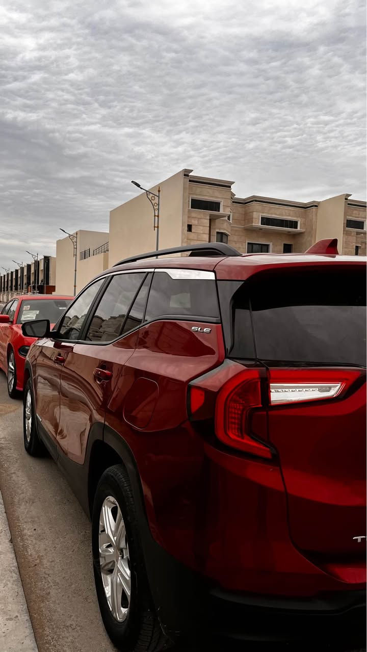 السلام عليكم

🚗 الموديل: GMC TERRAIN 2024

اللون: ماروني
المكان: البصرة – الزبير 
🔧 
المواصفات التقنية
🛠️ المحرك
 • نوع المحرك: 4 سلندر تربو
 • السعة: حوالي 1.5 لتر
 • القوة: تقريباً 170 حصان
 • العزم: حوالي 250 نيوتن·متر
⚙️ النقل
 • القير: أوتوماتيك 9 سرعات
 • نظام الدفع: أمامي (FWD) – في بعض الفئات يوجد دفع رباعي
⛽ استهلاك الوقود
 • داخل المدينة: حوالي 12–14 كم/لتر
 • على الطرق المفتوحة: حوالي 14–18 كم/لتر
 • سعة خزان الوقود: حوالي 55 لتر
🧰 
المواصفات الداخلية والراحة
🎛️ نظام الترفيه
 • شاشة لمس 7–8 إنش
 • دعم Apple CarPlay & Android Auto
 • مدخل USB متعدد
🌬️ تكييف
• تكييف أوتوماتيك
 • فتحات تكييف خلفية
🪑 المقصورة
 • جلد / مكس مريح
 • تعديل كهربائي للمقاعد (حسب الفئة)
 • مساند للذراعين
🔊 الصوت والراحة
 • نظام صوت جيد
 • عزل ممتاز للضوضاء مقارنة بسيارات نفس الفئة
🛡️ 
السلامة و المساعدة
 • ABS (فرامل مانعة للانغلاق)
 • EBD (توزيع قوة الفرامل)
 • TCS (نظام التحكم بالجر)
 • كاميرا خلفية
 • حساسات خلفية (حسب الفئة)
 • وسائد هوائية متعددة (أمام + جانبية)
📊 
الأبعاد
 • طول السيارة حوالي 4.6 متر
 • قاعدة عجلات واسعة ➜ راحة أكبر للركاب الخلفيين
 • شنطة خلفية ممتازة
🟢 نقاط القوة
✔️ تصميم خارجي جذاب
✔️ راحة داخلية عالية
✔️ اقتصادية نسبياً بالنسبة لحجمها
✔️ مناسبة للسفر والمشاوير اليومية
دهن حديد ألماني
وسونار جديد 
***********
السعر220 الزبير, البصرة
