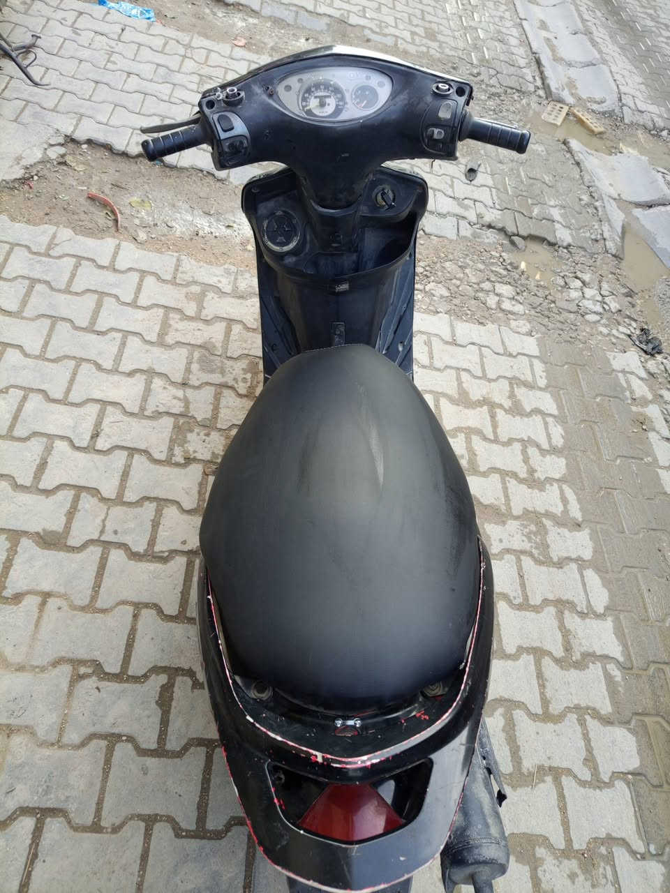 متاح دراجه ثعلب نظيفه نكره سلف كلشي شغال مبدل بيها بس ولفات مستعجل على بيعتها السعر 300 بيها مجال بسيط جدا العنوان بغداد الحريه *********** الشراي يتصل
