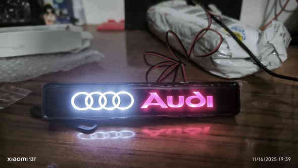 علامة اودي ليد كما واضح بالشكل، السعر 10 الف
