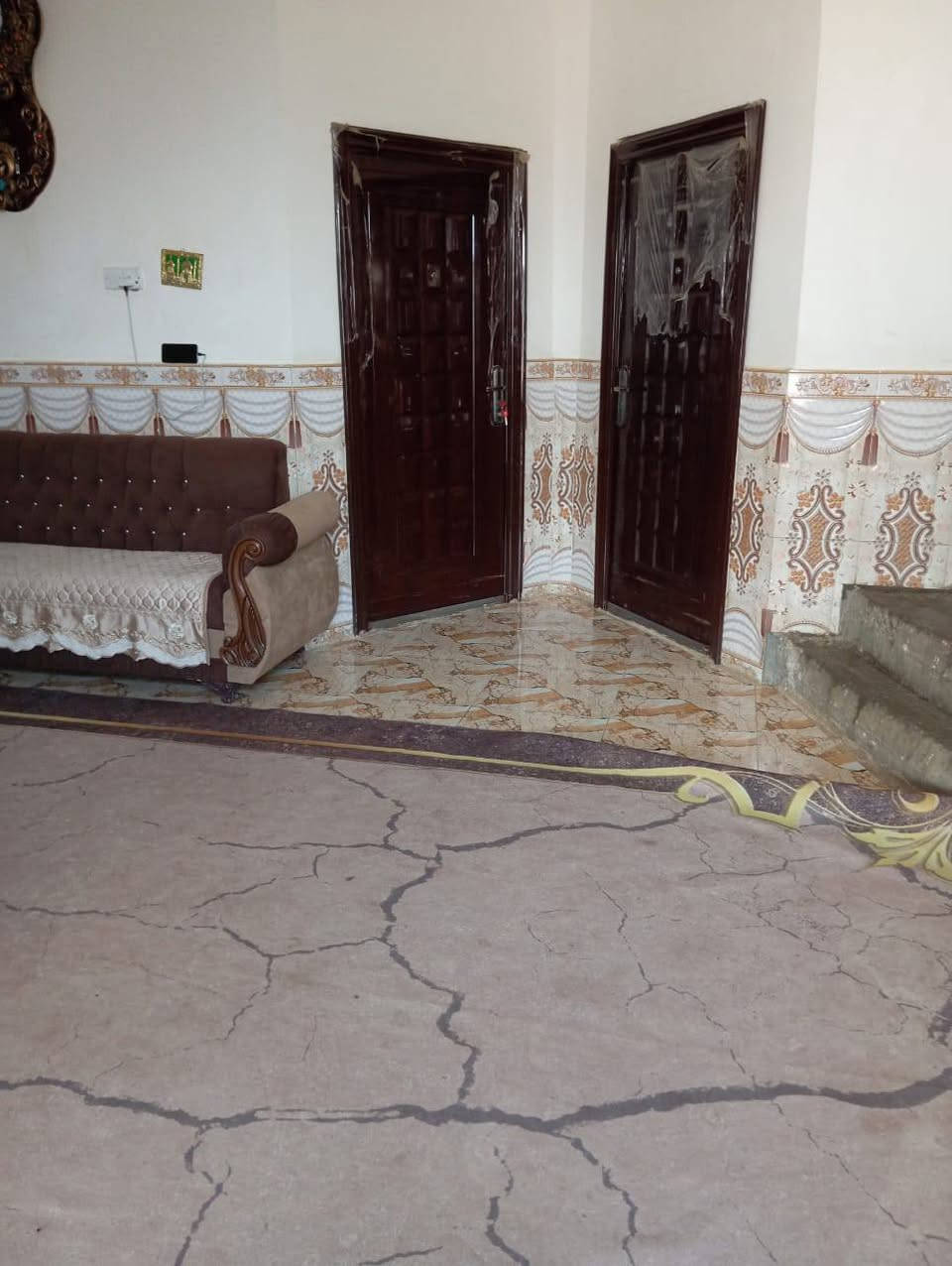 بيت للبيع بناء حديث طابوك سگف كونكريت مساحته 190 موقعه في حي الحسين طريق ابوالماش فرع الصيدليه يحتوي على غرفتين وصاله ومطبخ وصحيات السعر الاتصال على الرقم ***********
