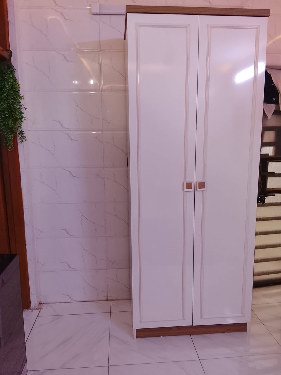 كنتور بابين تركي طوله مترين وربع عرضه 88سم العنوان بغداد الشعب الرقم ***********
