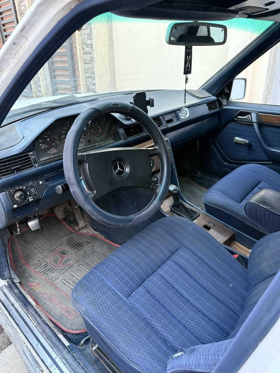 السلام عليكم 
مرسيدس للبيع 4 سلندر 
موديل 86 صبغ جماليه 
البكان حي الطيران السعر 38 وبيها مجال رقم الهاتف 
***********
***********
