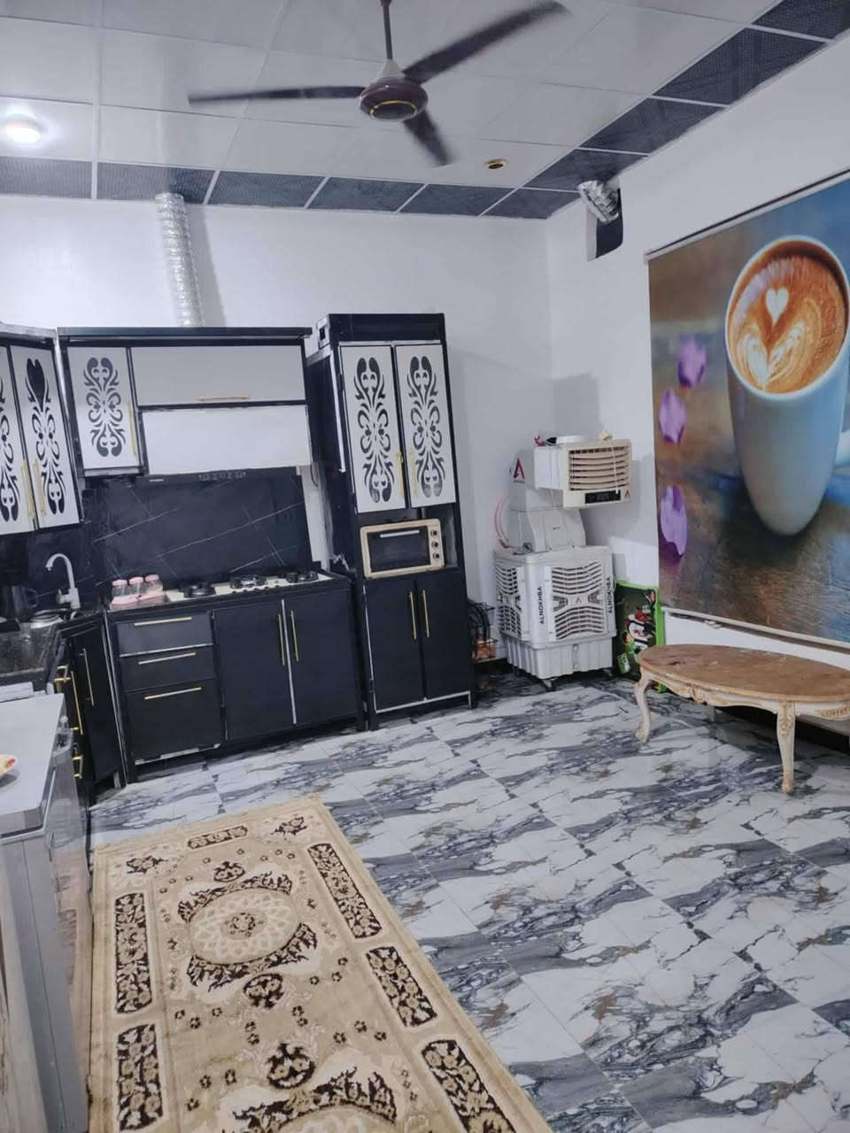 بيت 200زراعي غرفتين وصاله ومطبخ وديوانيه وصحيات داخليه وخارجيه عكاده سقف ثانوي ارضيه بورسلين عرض الشارع عشرامتارشارع الفرن سبل الثاني بيه وصل تطويب للاستفسار***********
