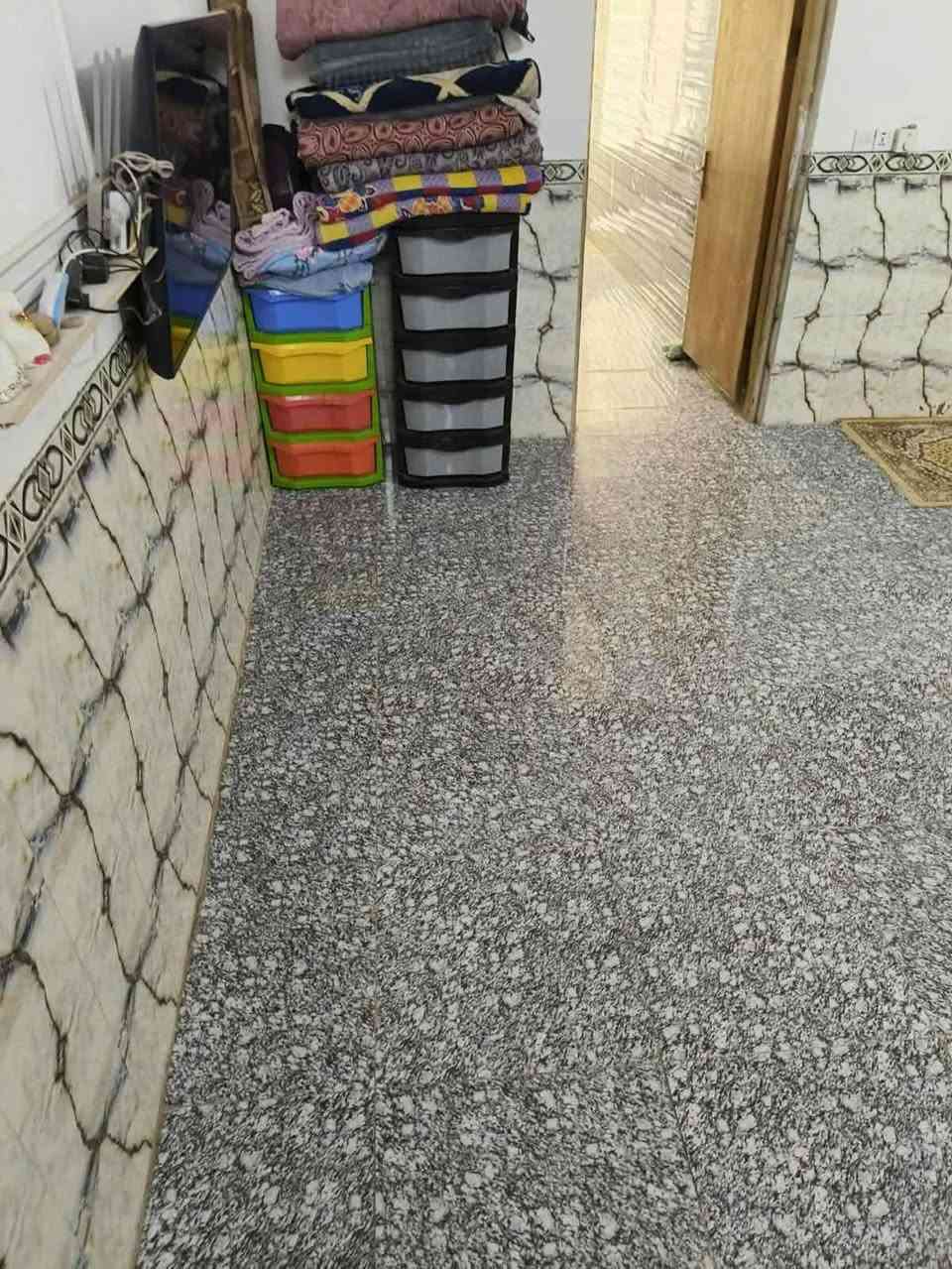 دار للبيع مساحة ١٤٠ م طابو صرف 
شارع ١٠ م 
غرفتين نوم / صالة / استقبال / مطبخ / صحيات داخلية وخارجية 
الموقع / الحي العسكري قرب مدرسة كميل 
علماً ان البيت مطلوب سلفة اسكان 10 مليون 
*********** 
للأستفسار اكثر مراجعة مكتب الورد
