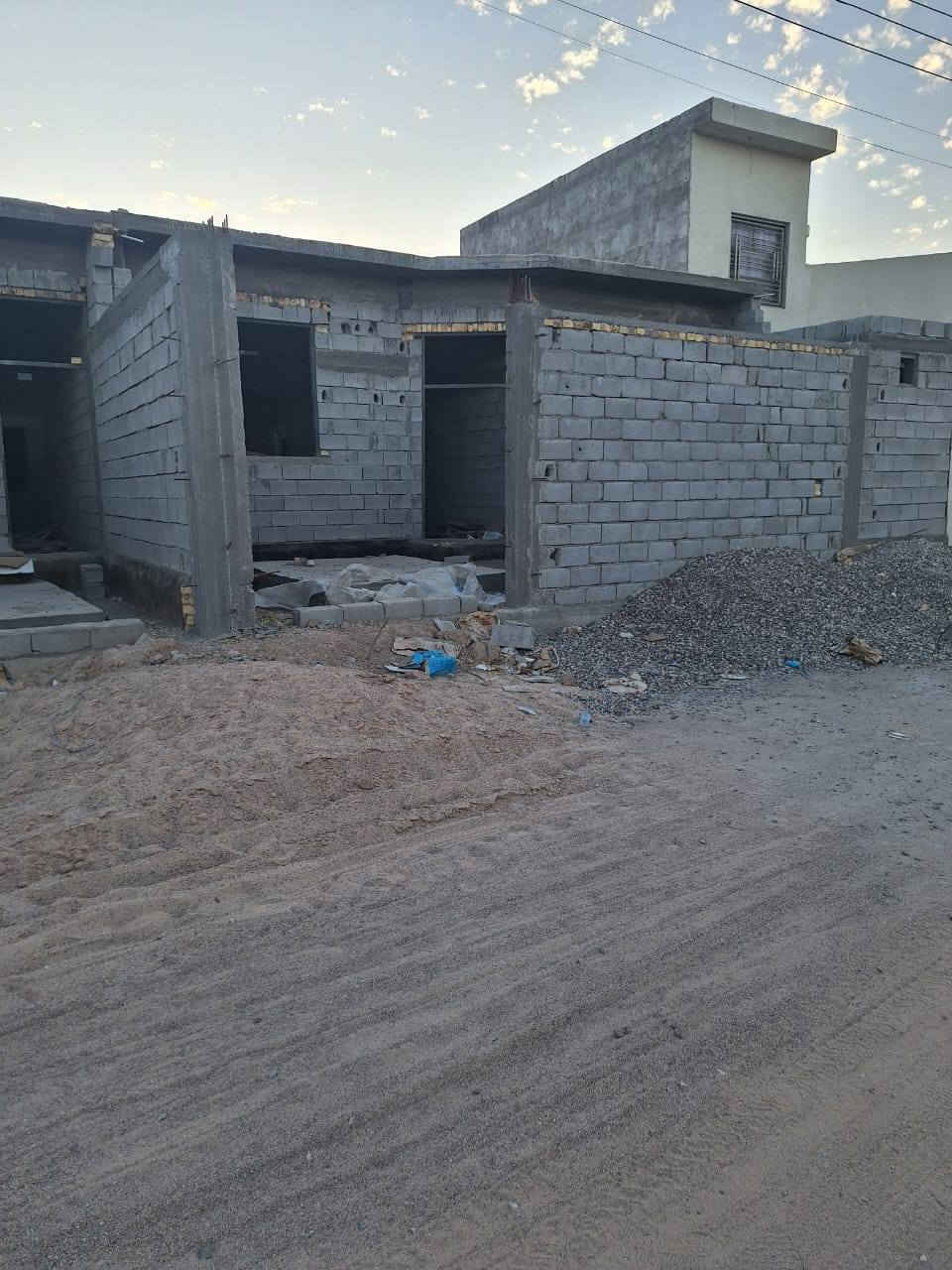 بيتين للبيع مساحه البيت الوحد 200 متر هيكل كل بيت يتكون غرفتين منام مع صاله مع مطبخ مع استقبال مجموعه صحيات تواليت خارجي كراج شارع 10 متر قضاء شط العرب نهر حسن للاستفسار واتساب ***********او ***********
