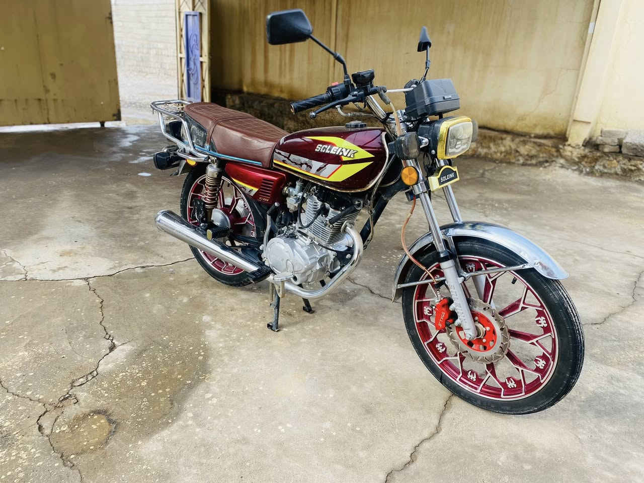 السلام عليكم للبيع سيفان سونك موديل 24 كلشي شرط كلشي شغال محرك شرط 
جنوب الموصل ناحية القيارة قرية الحود 
السعر 675 وبي مجال
***********
