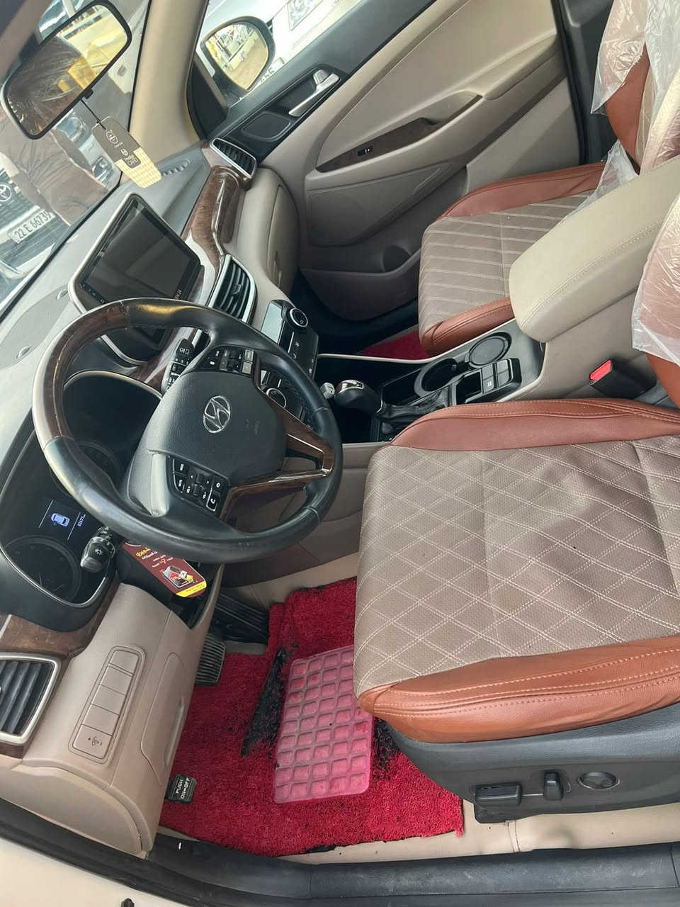 توسان 2020 
ماشيه 82 رقم بغداد 

اللون مميز بالتوسان ( ابيض صدفي )

السيارة فول عدا الفتحه  

لايت 5 عدسات 

سايد بريك بل رجل 

بصمه تشغيل 

بصمه بالابواب الاماميه..

نظام ترحيب بالسياره عن قرب..

ويل كب الكبير 

محرك 2000

تبريد قطعتين...

شاشة

ثلاث انظمه قياده

يدات نيكل 

كشنات كهرباء

لدات بل مري ترحيب

 لدات أماميه لايت عدسات

بك لايت لد 

داش كام 

مري شفط

اشاير بالمري

حساس خلفي 

السعر ( 208 )  وبيه مجال بسيط 

رقم الهاتف ‏***********
العنوان الرمادي ( حصيبة الشرقية )
