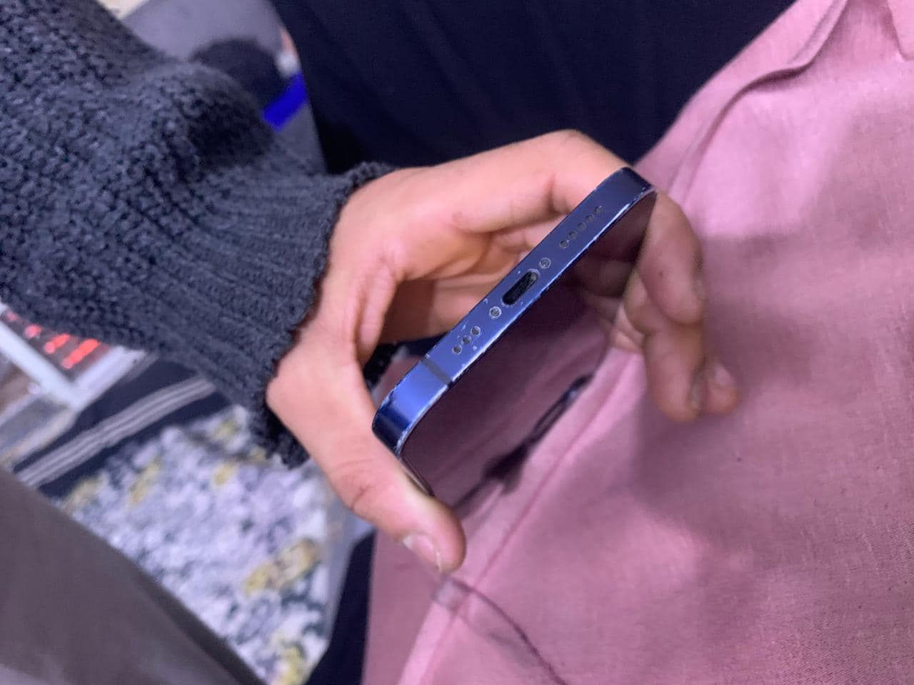 ايفون 12 عادي للبيع ذاكره 128 بطاريه 78 ما مفتوح ابد نضافه 80 خارجية وداخلية يحتاجلة تبديل بطاريه بس 
السعر 330 بي مجال مكان بغداد مشتل شارع المطبك 
واتساب ***********
