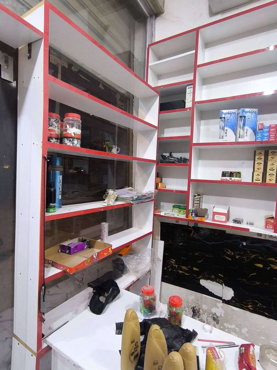 السلام عليكم رفوف للبيع
المجر الكبير 
***********
