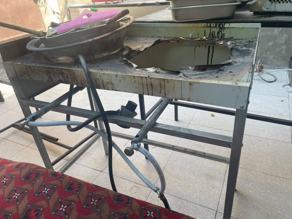 سلام عليكم 
عندي غراض مطعم بسعر مناسب كلهن ب٤٠٠ 
***********
