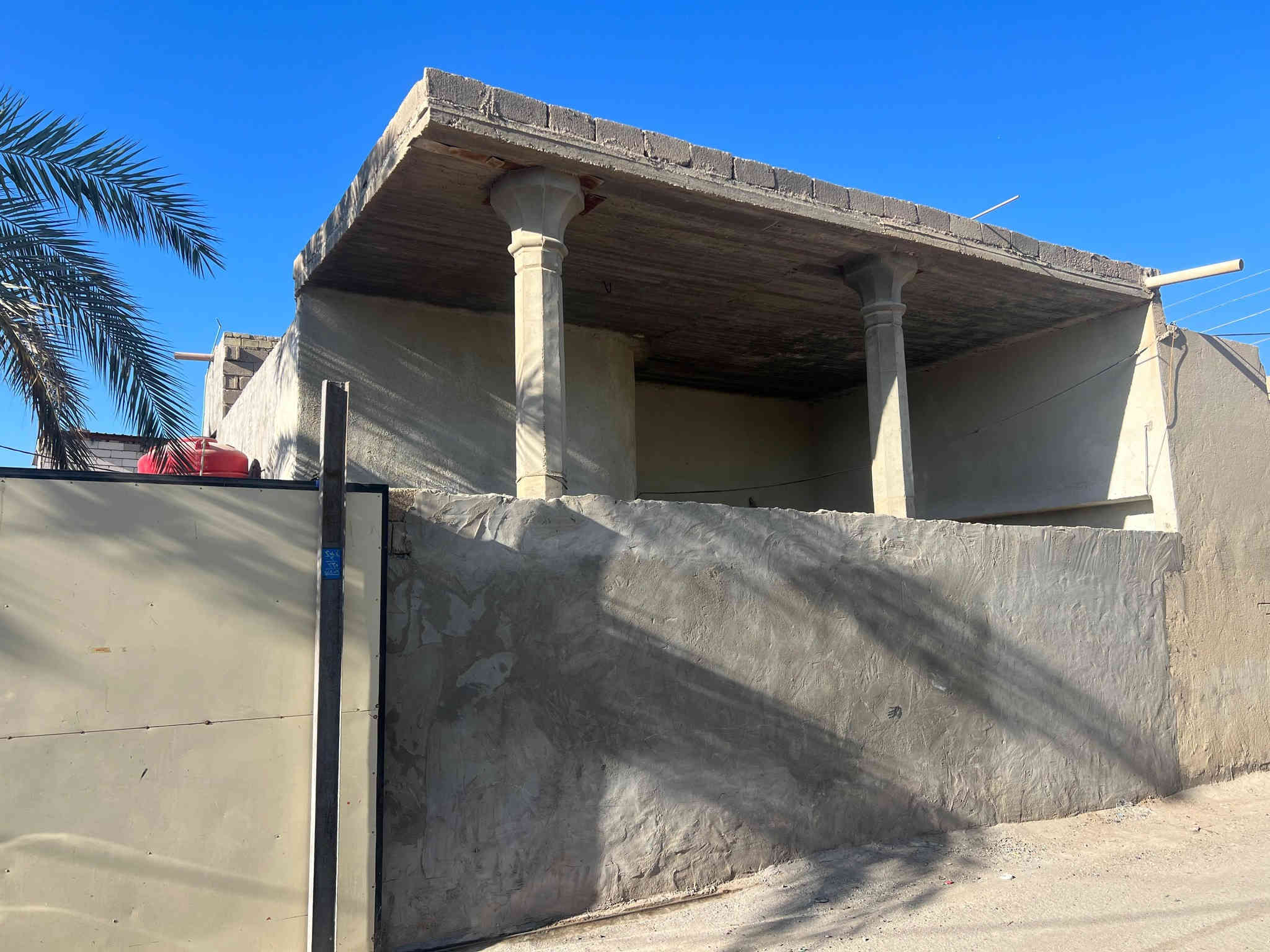 سلام عليكم ورحمه الله وبركاته دار للبيع في ابي الخصيب العوجة غريب لسايدين مال العوجة .   طابو صرف زراعي تحويل بسم المشتري البيت يحتوي على ثلاثة غرف نوم وصاله ومطبخ وحمام داخل وخارج وديوان وكراج سياره المساحه الكليه 355 متر السعر 120 بي مجال الاستفسار اتصال على الرقم ***********
