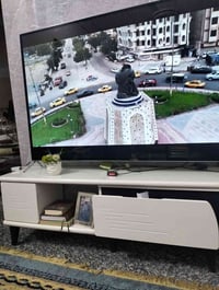 للبيع شاشة حجم 70 نوع هيتاشي حديثة ام النت ماركة سعره 550 الف مبايل 07...