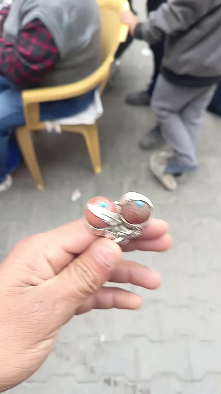 خاتم حجرتين
عنواني بغداد لا يوجد توصيل 
***********
