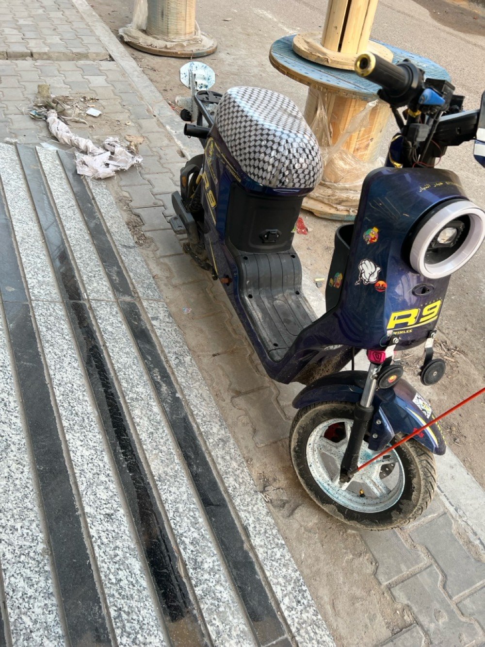 سلام عليكم دراجه شحن R9مديل2026صالي اربع اشهر من طلعته من الوكيل مكاني قبله 