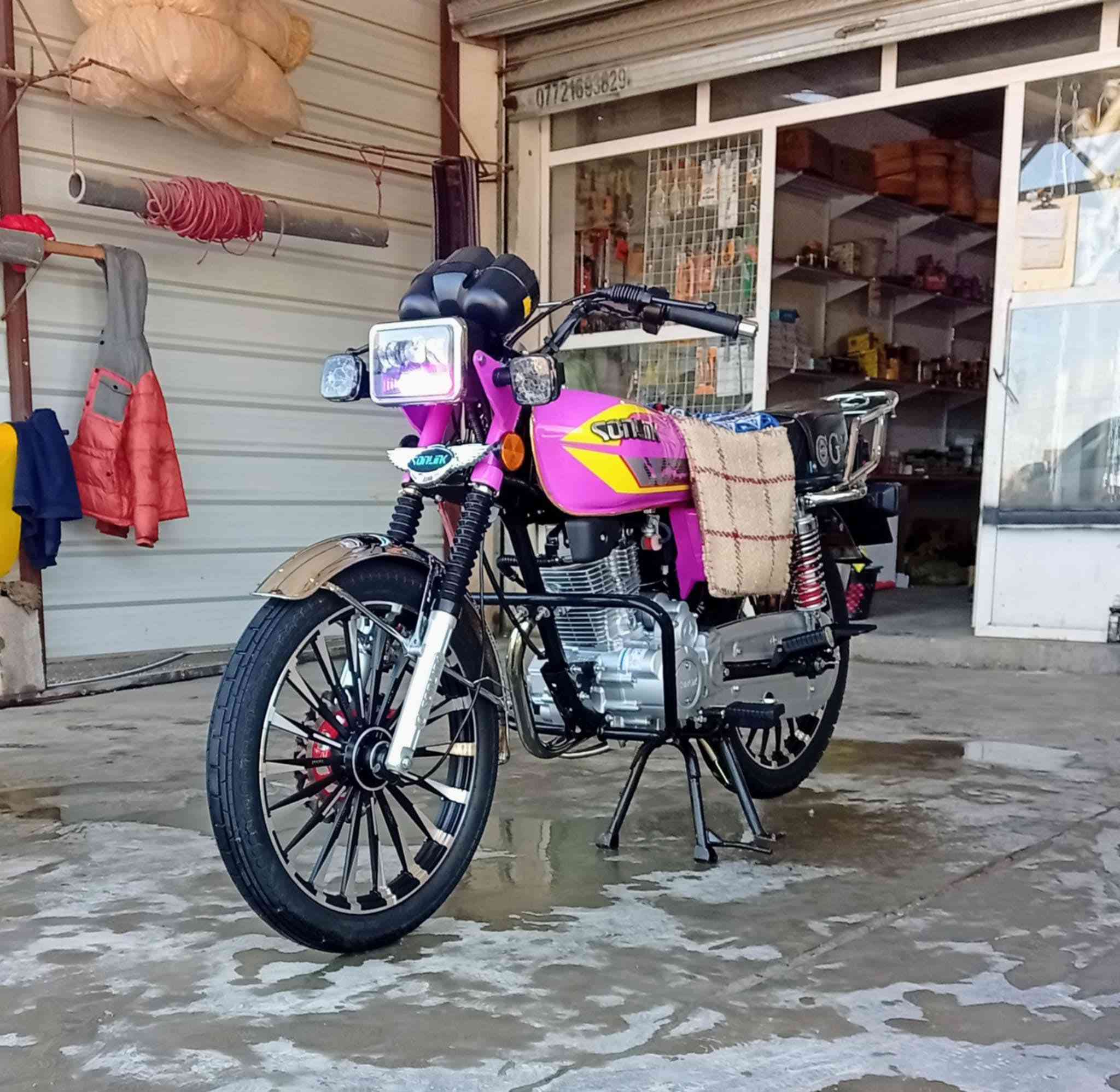 سلام عليكم  شباب دراجه سيقان للبيع سونك محرك مكفول كفاله عامه  شرط تجي ما تلكه أي نقص اخذتها من حمد صقر قبل ٢٥ يوم  سعر 850 بيهة مجال حك جيتك بياع شراي لا تخابر. ***********
