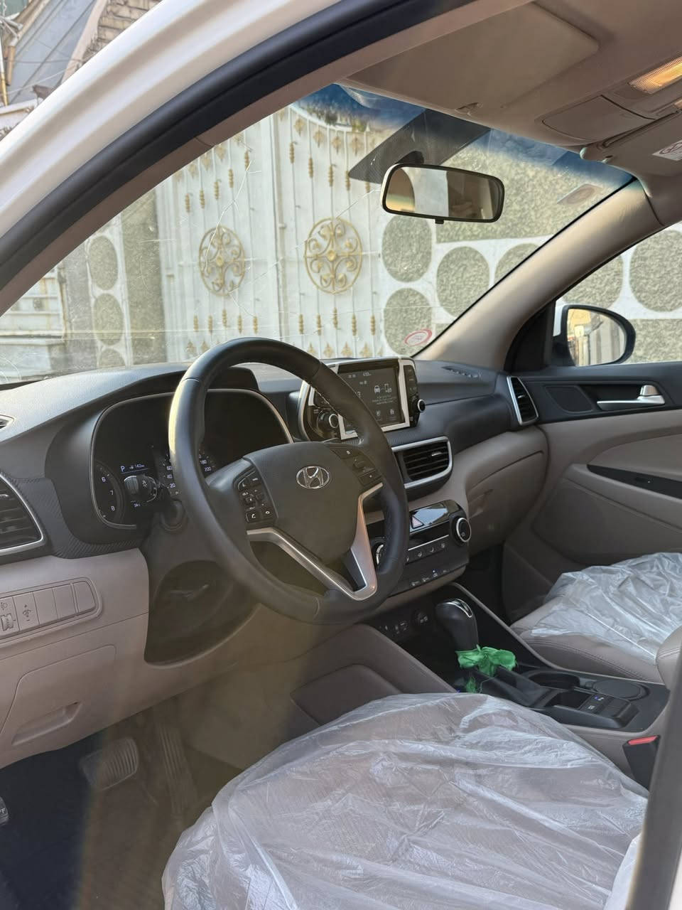 السلام عليكم
توسان 2020 خليجي

فول موصفات 1/1 ماعدا البانوراما 

ماشيه 55 وقابل للزياده 

السياره مكفوله ماعدا بيه تكحيل بالباب الأيمن الخلفي عكس السايق

مواصفتها/ بصمه تشغيل عدد 2بصمه بالأبواب الاماميه

مري شفط +أشاير 

ثالاث انظمه قياده

نضام ترحيب عند التقرب حساسات امامي وخلفي 

محرك 2000

تبريد قطعتين

ثلاث انظمه قياده

نظام تشخيص العطل عن طريق الشاشه

الدشبول مطعم بلادي 

يدات نيكل أربعه

كشنات جلد شركه

الاكشنات الاماميه كهربائيه

مري شفط

كأمره خلفيه بلاديه

السعر 210وبيها مجال 

السياره بسمي 

                                                                 ***********
