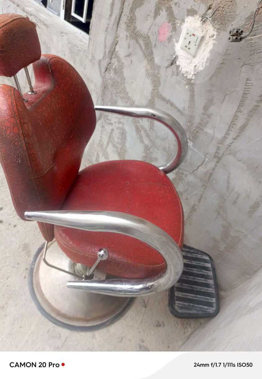 السلام عليكم كرسي حلاقه نضيف للبيع مكاني بغداد جسرديالى الكرغوليه ***********
