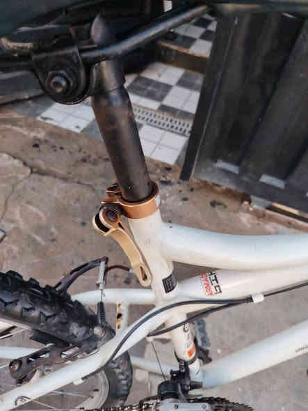 بايسكل جبلي للبيع نظيف استعمال قليل حجم 26 والباقي موضح بالصور السعر 100 الف للاتصال ***********
