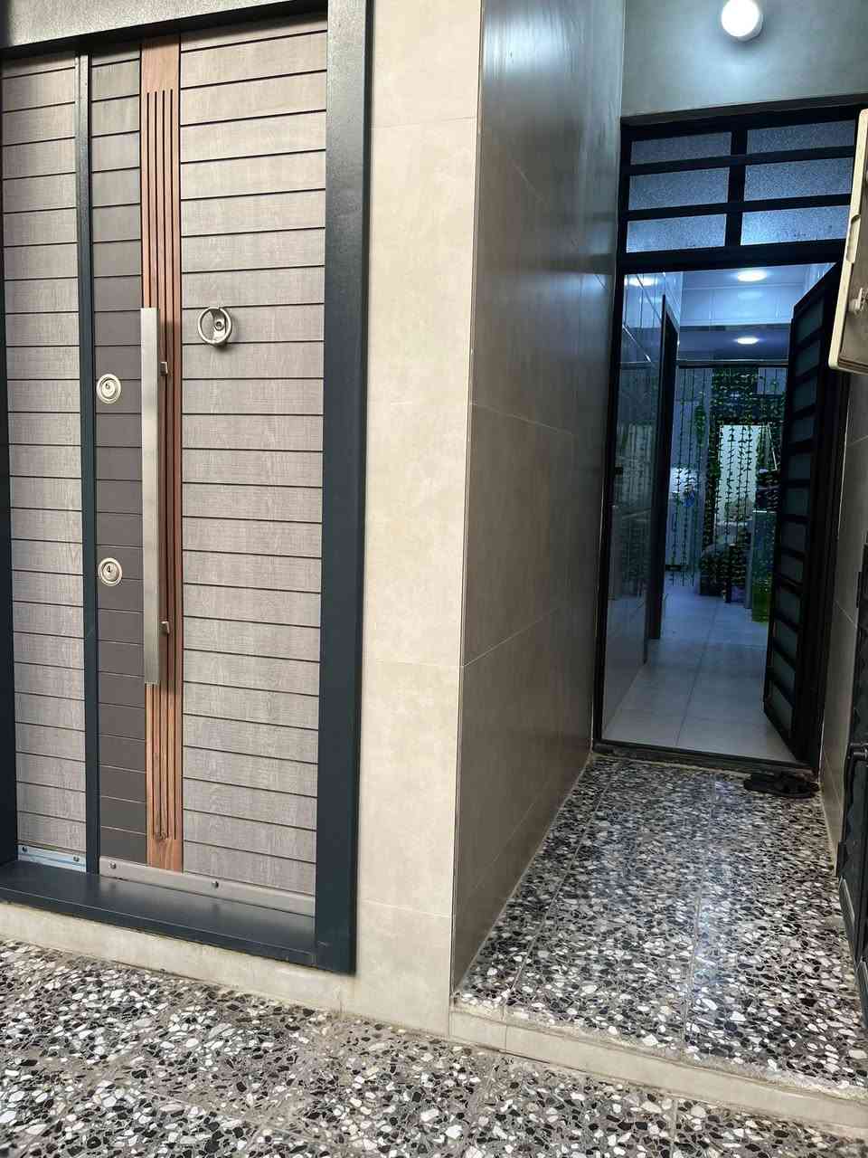 بيت جديد للبيع
المساحة ١٠٠م الواجهة ٥ نزال ٢٠ مدخلين
البيت بناء درجة اولى و جديد
يحتوي على ٤ غرف نوم غرفتين سويت
مطبخ كبير حار وبارد وحمامين ومخزن كبير
العنوان ضباط حي سومر موقع ممتاز 
السعر ٣٥٠ وبيه مجال 
للاستفسار ***********

