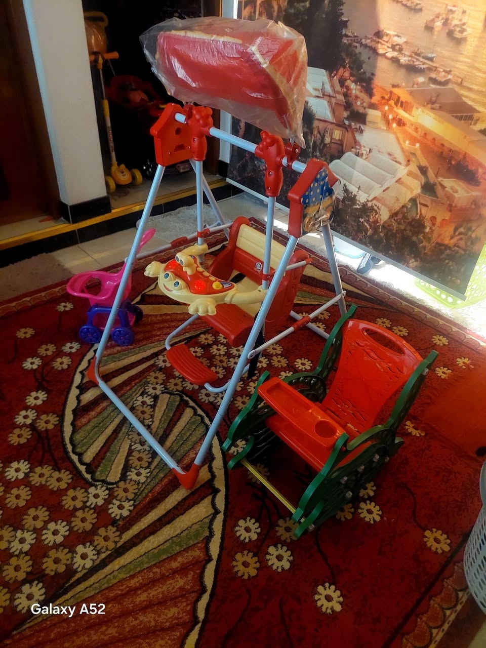 السلام عليكم  خراض البيع جربايه طفل جديده ومرجوحه جديده ستعمل قليل عنوان بغداد المنصور تواصل على رقم ***********بي واتساب توصيل مجانا
