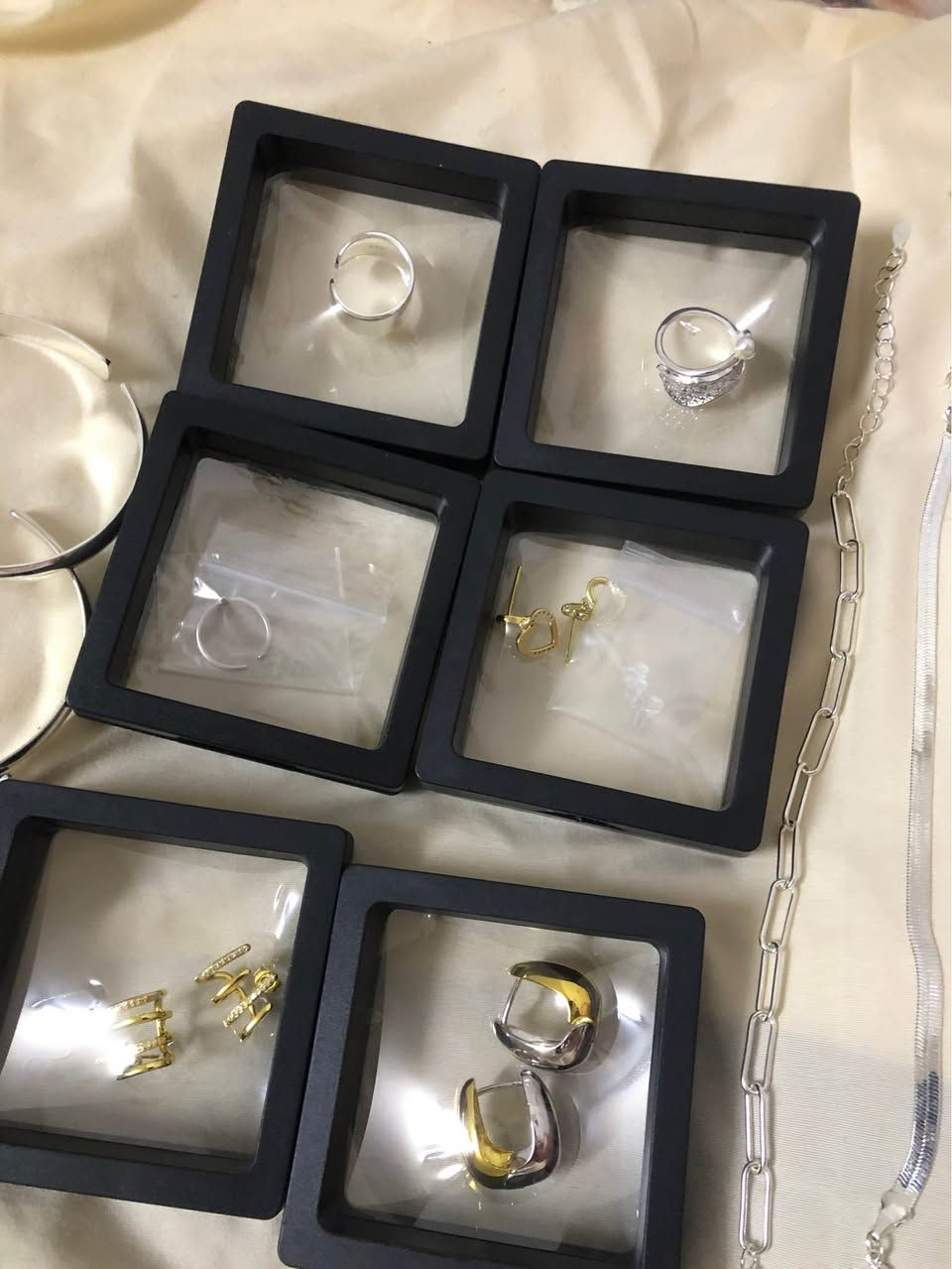 فضة عيار ٩٢٥ ١٠ اساور و ٦ اقراط وخواتم
١٠ دەستبەندی زیو ٩٢٥ لەگەل ٣ گوارە و ٣ ئەنگوستیلە
هەمووی ٧٠ هەزار
هەولێر رۆشنبیری أربيل, العراق


**إذا كنت صاحب هذا الإعلان وتريد حذفه لأي سبب، رجاءا أرسل رسالة إلى الدعم الفني**