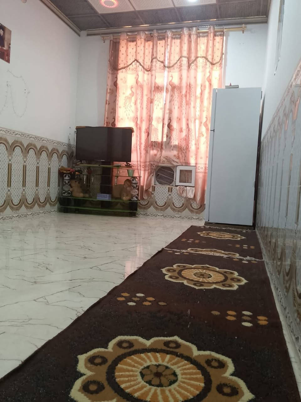 دار للبيع مساحه 230 يحتوي على غرفه وهول ومطبخ واستقبال وصحيات داخليه وخارجيه وحديقه السقف سندويش سقف ثانوي السعر 34 وبيه مجال للاستفسار ***********

