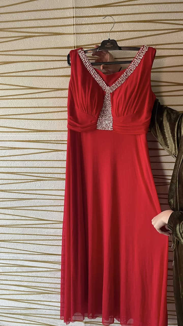 مرحبا عندي هذول فساتين للبيع القياسات والسعر موجودين جوه الصور اي استفسار راسلو عل خاص


**إذا كنت صاحب هذا الإعلان وتريد حذفه لأي سبب، رجاءا أرسل رسالة إلى الدعم الفني**