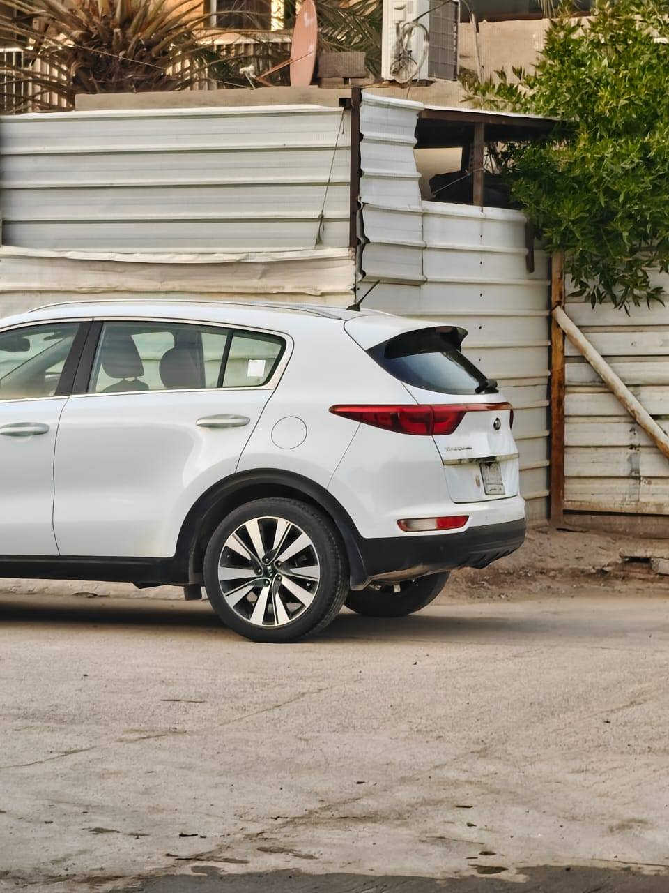 للبيع كيا سبورتج خليجيه ٢٠١٦ أبيض مكفولة عدا نص البنيد صبغ والباقي مكفول وطختهة كلش بسيطة وصبغت ع كدهة والباقي مكفولة وعندي صورهة مكاني  بغداد حي الجهاد لاتصال ع هذا الرقم ***********  وبيهة سونار من ضمن المنشور جديد والسعر ١٦٧ وبيهة مجال بسيط
