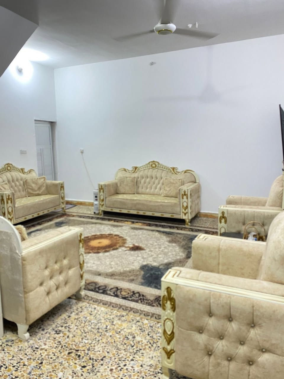 يالله سلام عليكم دار للبيع طابقين في منطقه الكوت جديده طابو صرف زراعي المساحه 200 متر يحتوي الدار علا 3 غرف نوم مع مطابخ 2 مع هول 2 استقبال صحيات فوك وجوه  كراج كبير مع مخزن الدار تجاري اول دار علا شارع الاقوس مع محل مئجر 150 الف للاستفسار ***********
