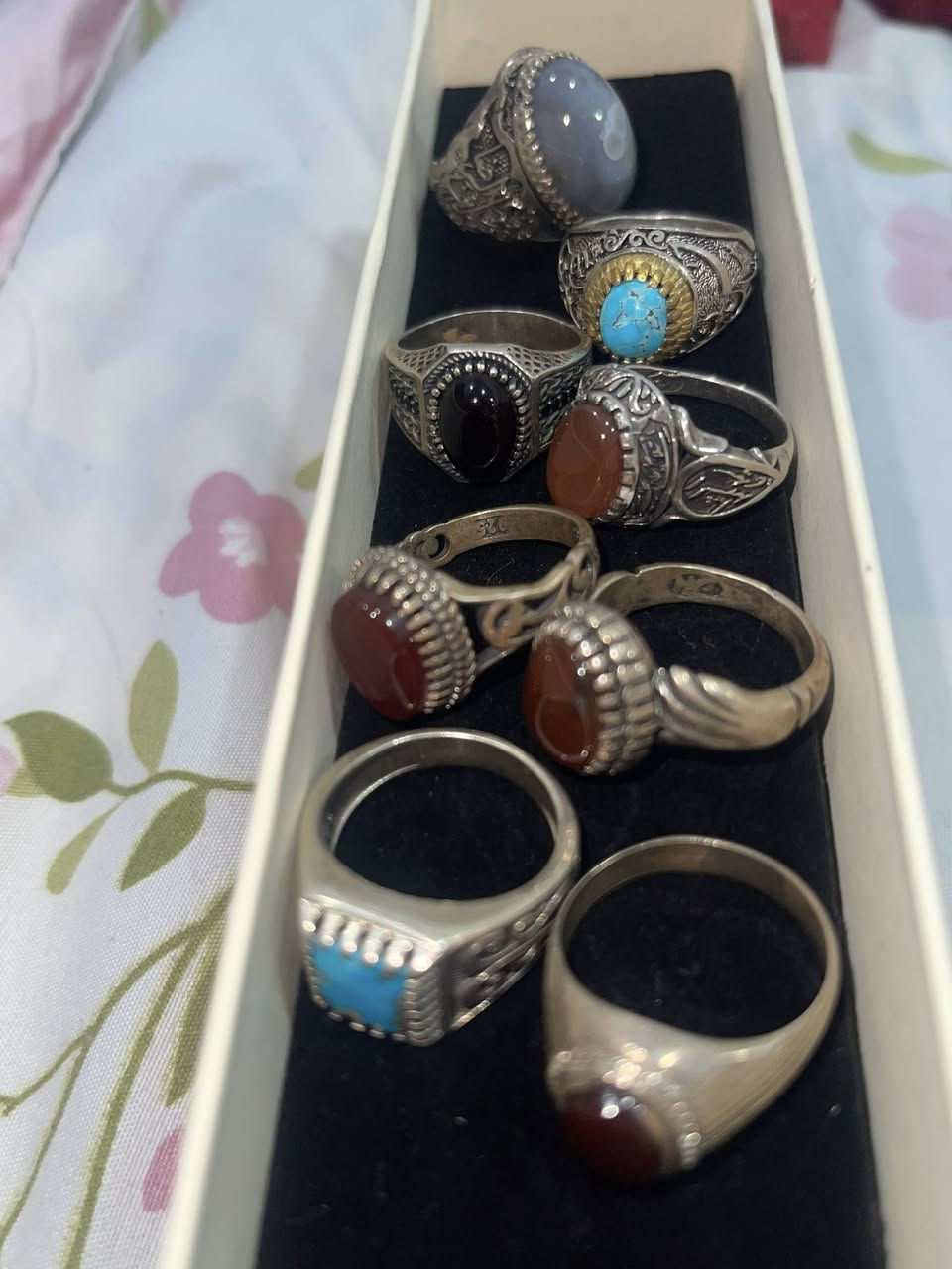 خواتم فضة رحالي مرصعة بـ احجار كريمة اصلي علماً 
الخواتم غير مستعملة ، اني صاحب بيج وهاي اخر قطع
بقت حبيت اسوي عليهم خصومات 🤍💐

توصيل بغداد وجميع المحافظات 5 الاف .


**إذا كنت صاحب هذا الإعلان وتريد حذفه لأي سبب، رجاءا أرسل رسالة إلى الدعم الفني**