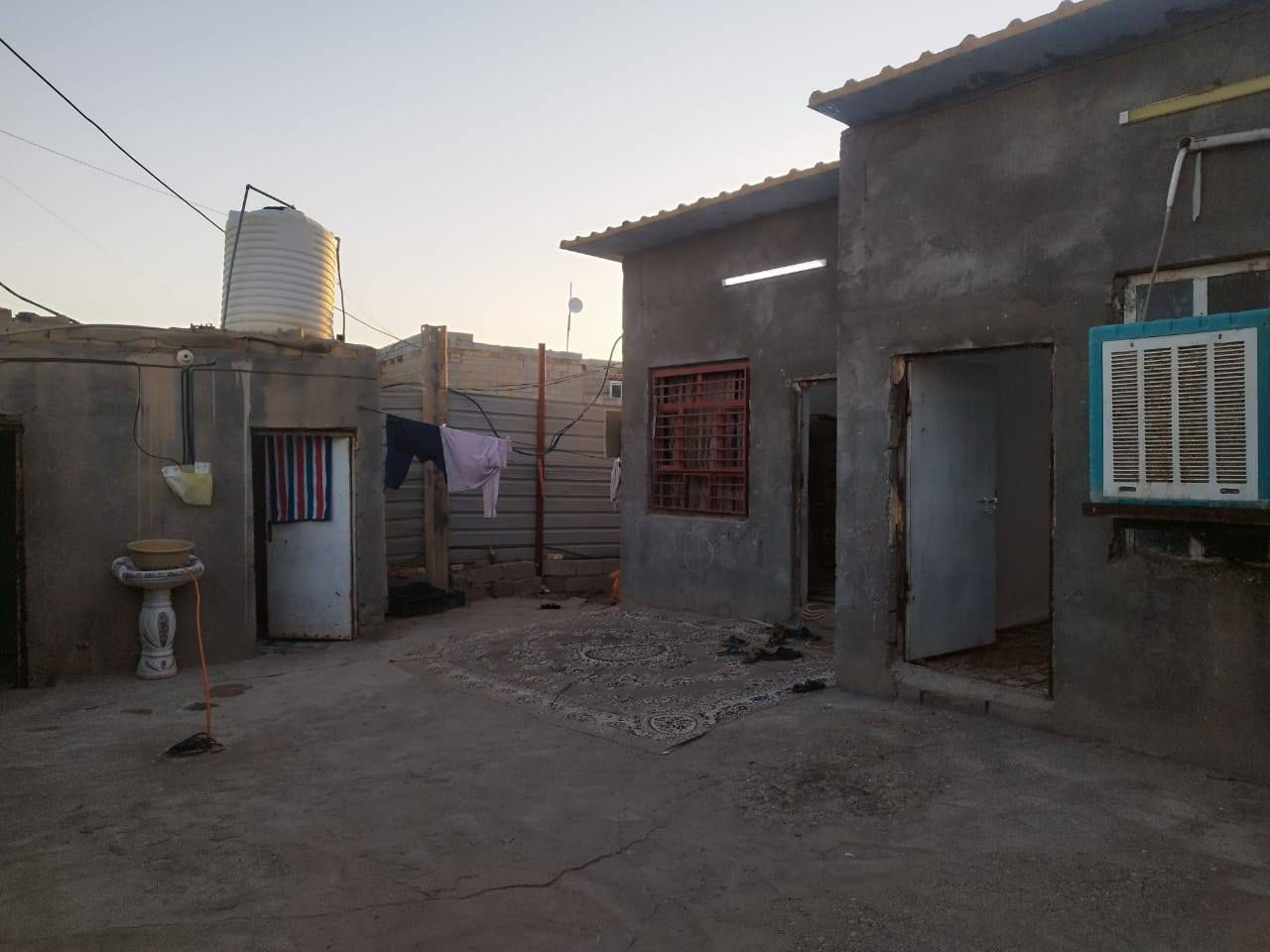 المكان حي الجوادين نزلت سيد وحيد
عل تبليط مباشر عل رئيسي مو فرعي 

مساحه البيت 400 متر بناء 150 وخلفه 250 

بيت بنائه غرفه ومطبخ وصاله واستقبال وصحيات خارجيه 

ملاحظه البيت بنائه بلوك وسكفه سندويج ملاحضه سكفه سندويج شغل مضبوط مشتغلينه درجه اولا

السعر 35 وبي مجال 

الاستفسار ***********
